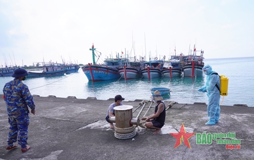 Huyện đảo Trường Sa tiếp tục hỗ trợ ngư dân trú bão Rai
